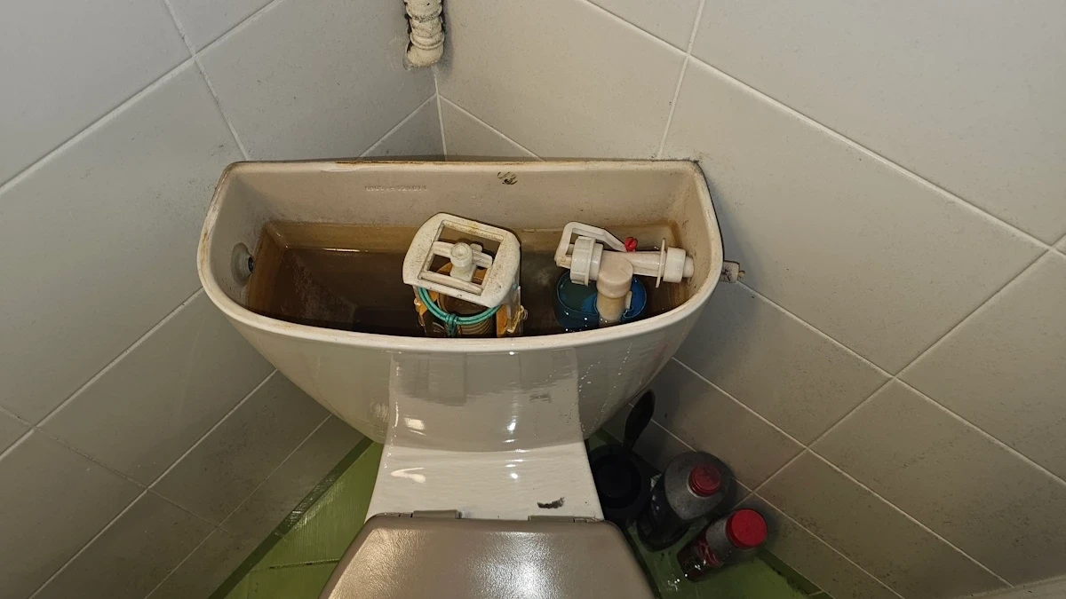 Naprawa spłuczki WC — wymiana zużytego zaworu pływakowego w łazience na Targówku