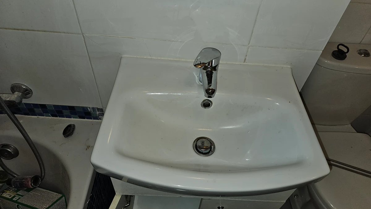 Nowa bateria umywalkowa zamontowana na umywalce po zakończonej pracy