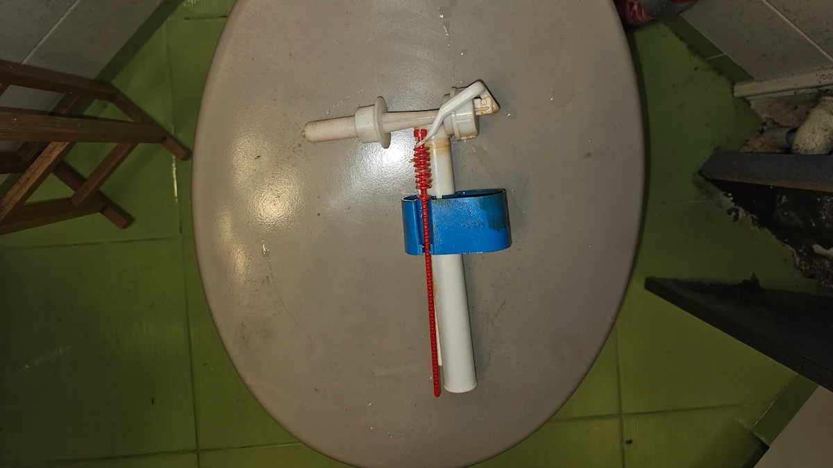Wymontowany zawór pływakowy ze spłuczki kompaktu WC